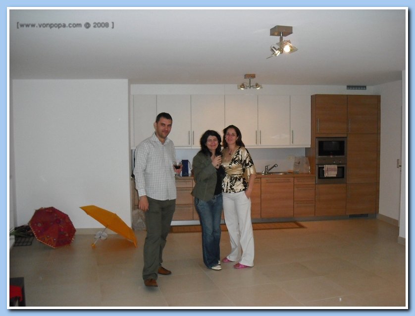 3 oameni si doua umbrele